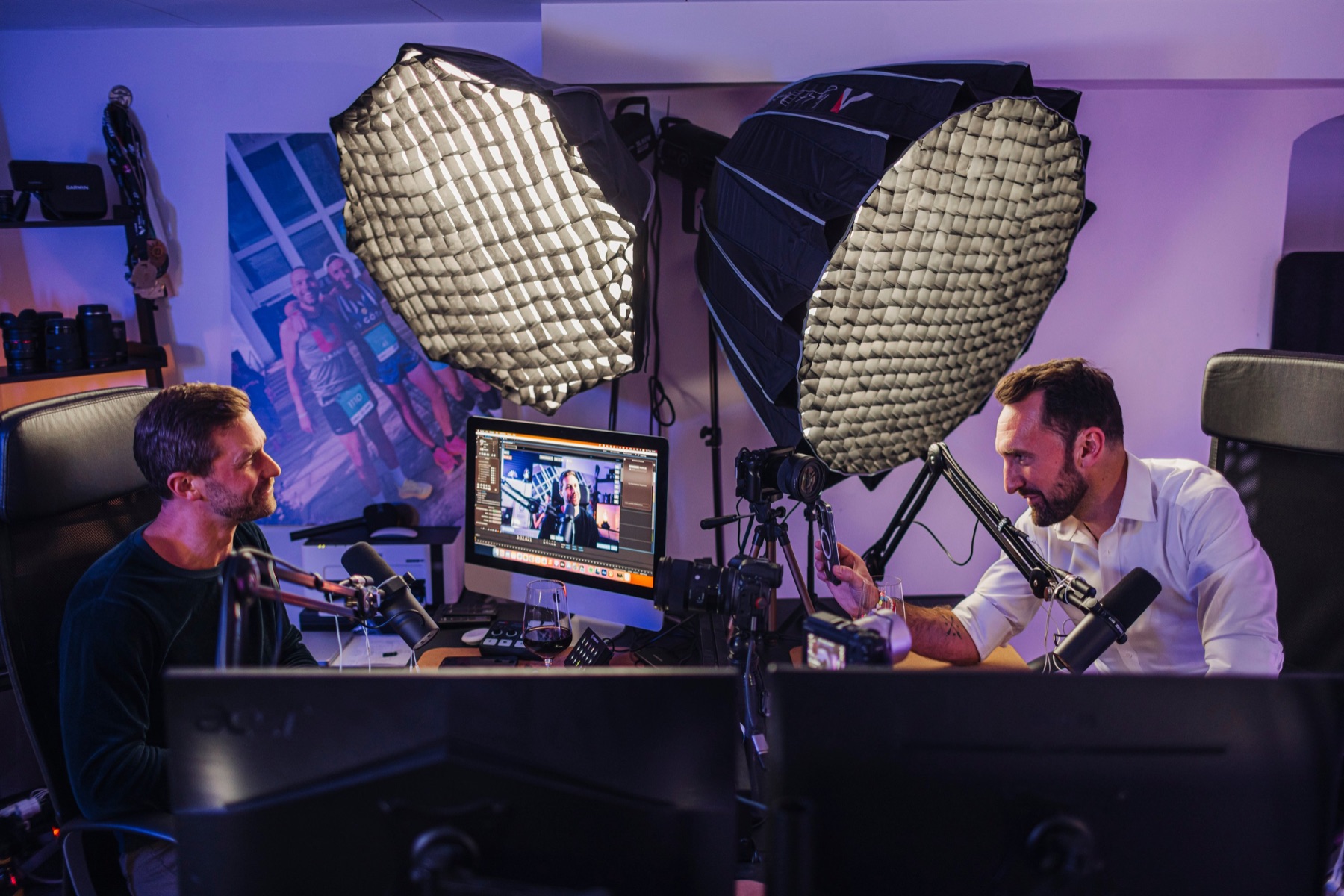 Simon och Fredrik spelar in podden i studion